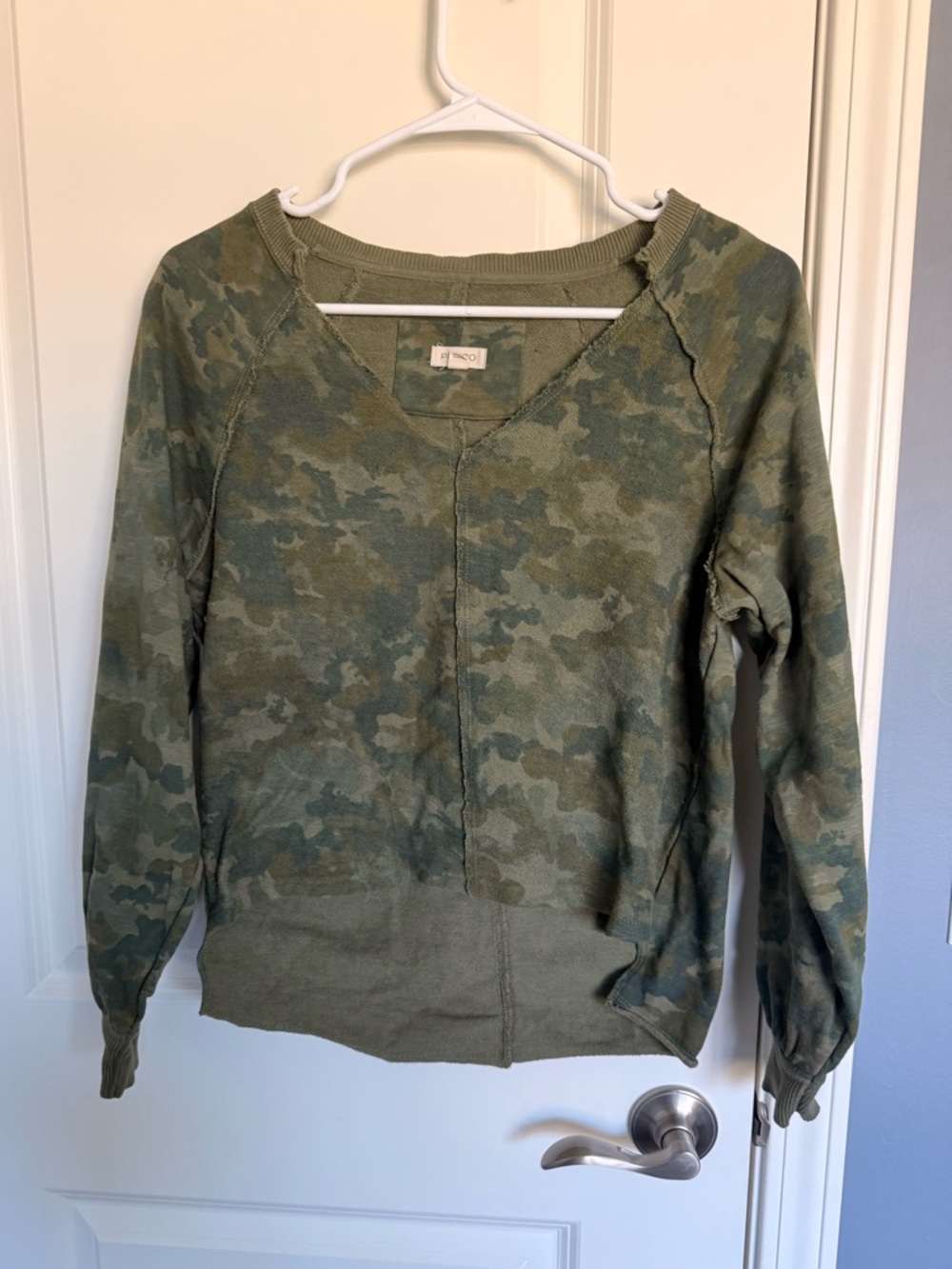 Excellent Condition!!
Pilcro Camo V-Neck Pullover Sweater - Green Camo